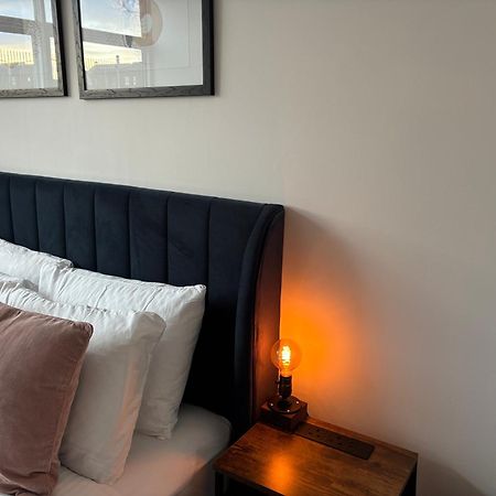 Manchester Apt, Free Parking, Business, Couples & Families Buitenkant foto