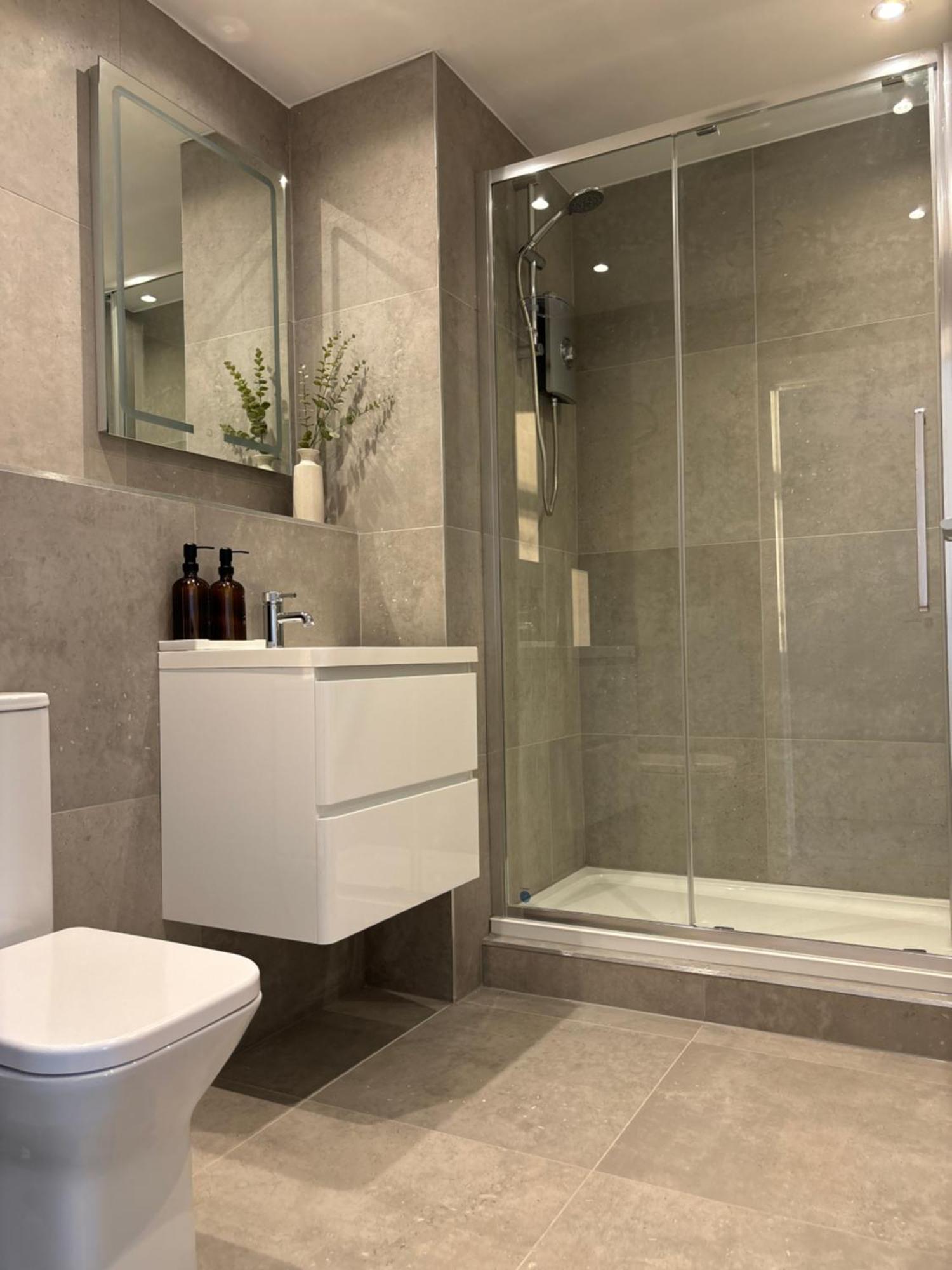 Manchester Apt, Free Parking, Business, Couples & Families Buitenkant foto
