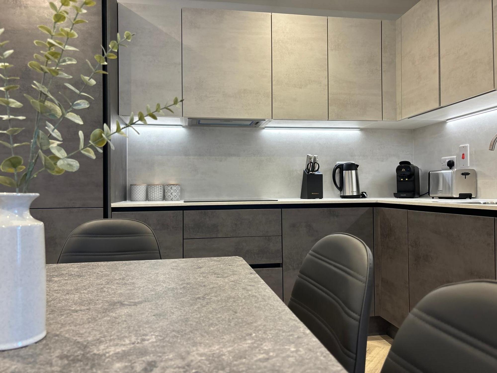 Manchester Apt, Free Parking, Business, Couples & Families Buitenkant foto