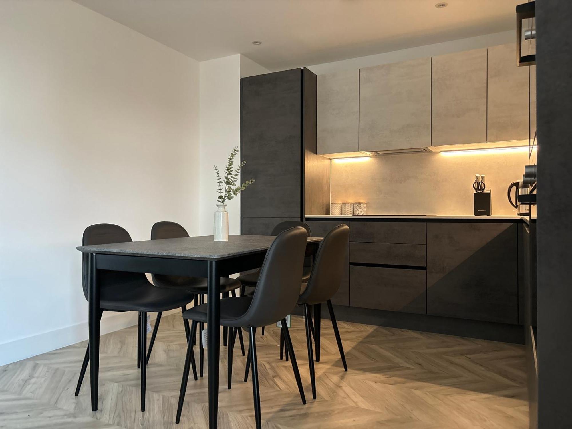Manchester Apt, Free Parking, Business, Couples & Families Buitenkant foto