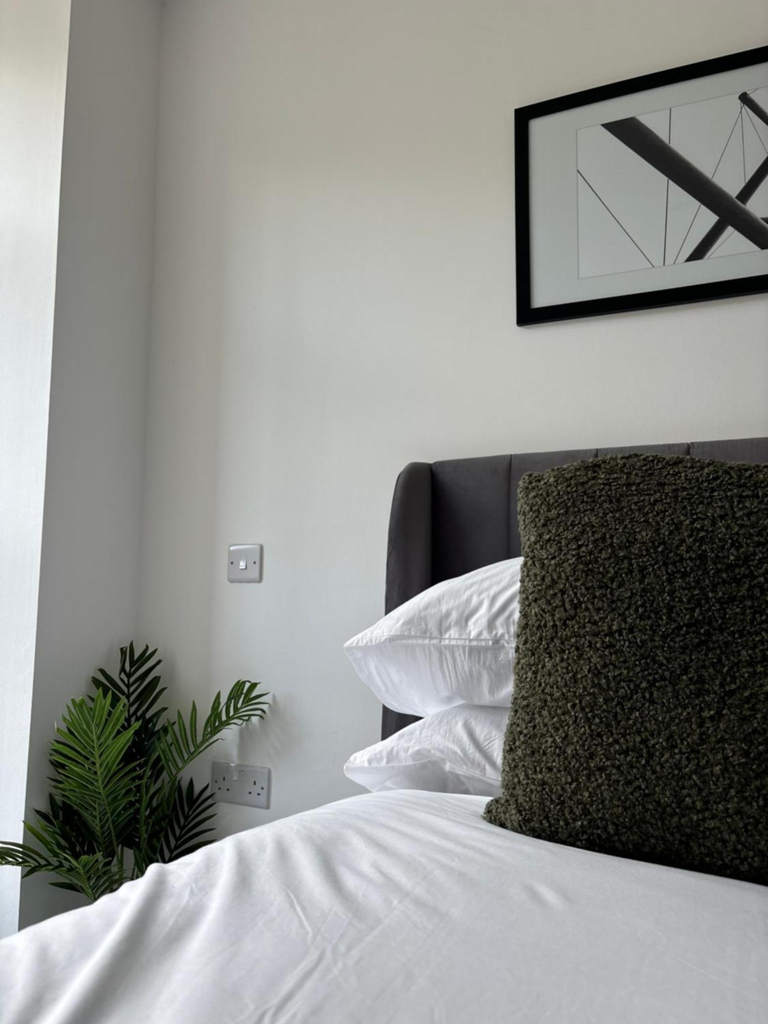 Manchester Apt, Free Parking, Business, Couples & Families Buitenkant foto