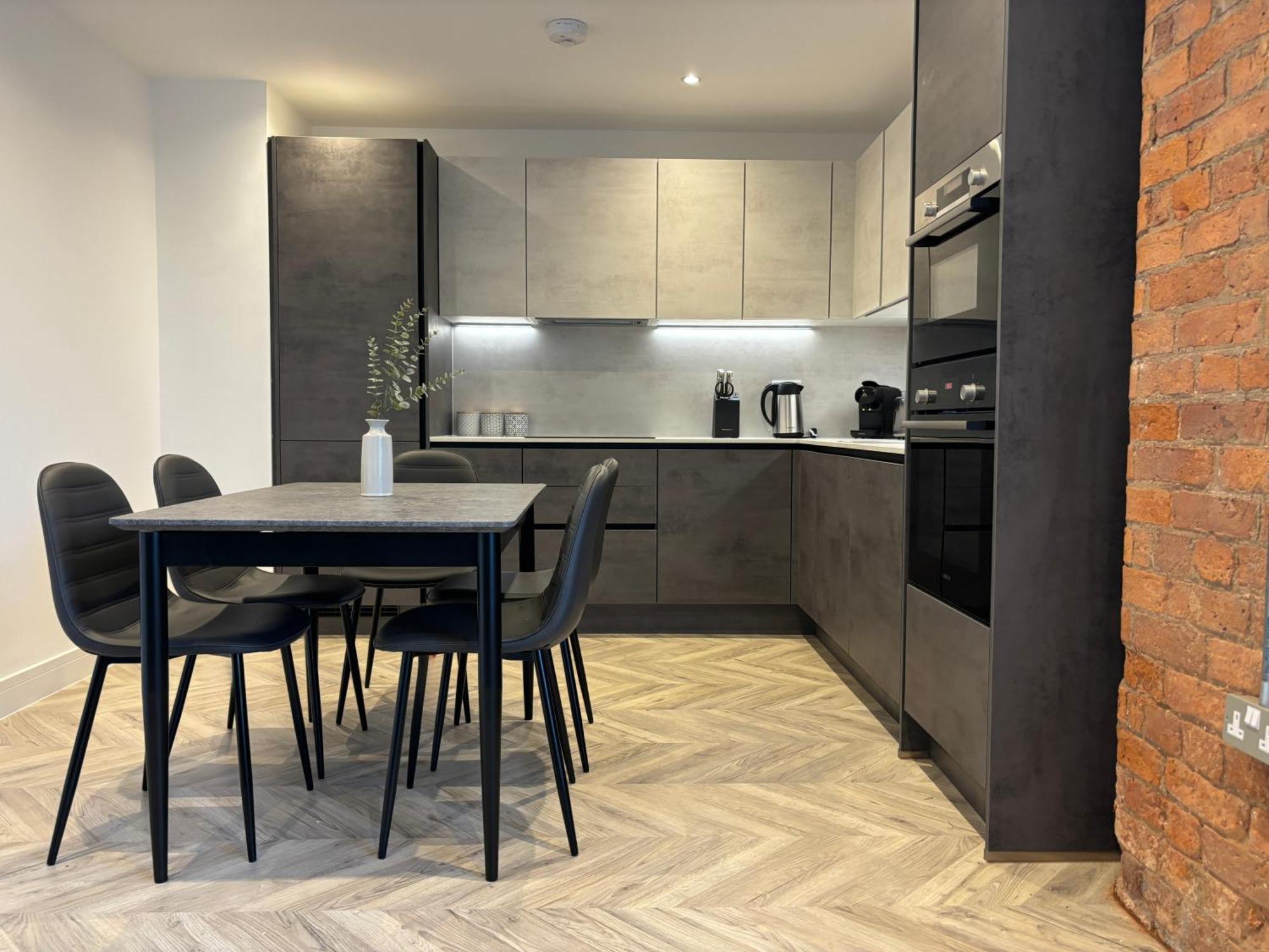 Manchester Apt, Free Parking, Business, Couples & Families Buitenkant foto